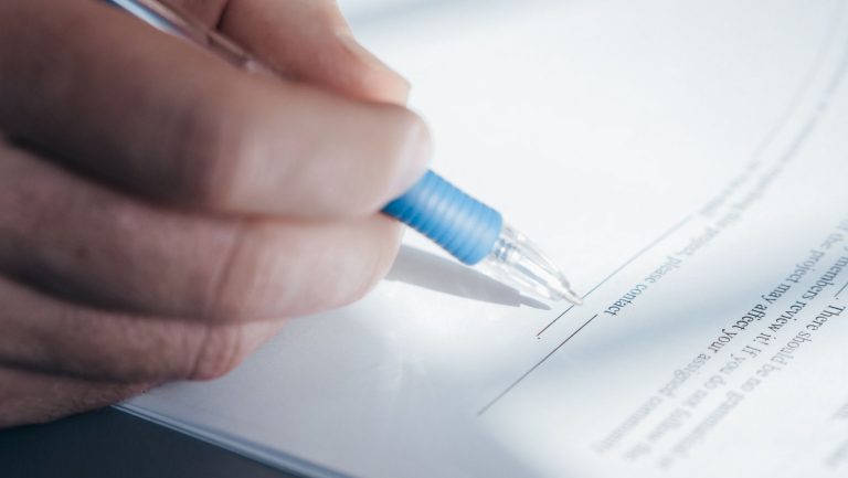 Contrato intermitente vale a pena? Veja vantagens, riscos e direitos em 2026