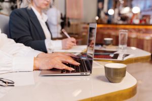 Primeiro emprego: onde buscar vagas e como conquistar uma oportunidade